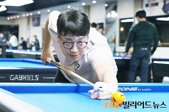 PBA 원년멤버인 오성욱은 20/21시즌 개막전 우승을 차지했던 강호다. 그러나 어깨 부상으로 드림투어로 강등되며 극심한 슬럼프에 빠졌지만 최근 드림투어 3개 대회에서 연속 우승하며 완벽히 부활, 다음시즌 비상을 준비하고 있다.