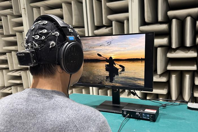 소음 섞인 오디오 속에서 미세한 소리를 찾는 실험 장면. 연구 결과, 소리와 일치하는 영상이나 사진을 눈으로 직접 볼 때 소리를 인지하는 능력이 크게 향상되는 것으로 나타났다.
[사진 제공 =위 황]