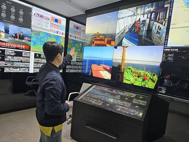 HMM 선박종합상황실 관계자가 호르무즈 해협에 고립된 선박의 상황을 선박 내 설치된 CCTV를 보며 설명하고 있다. 정지성 기자