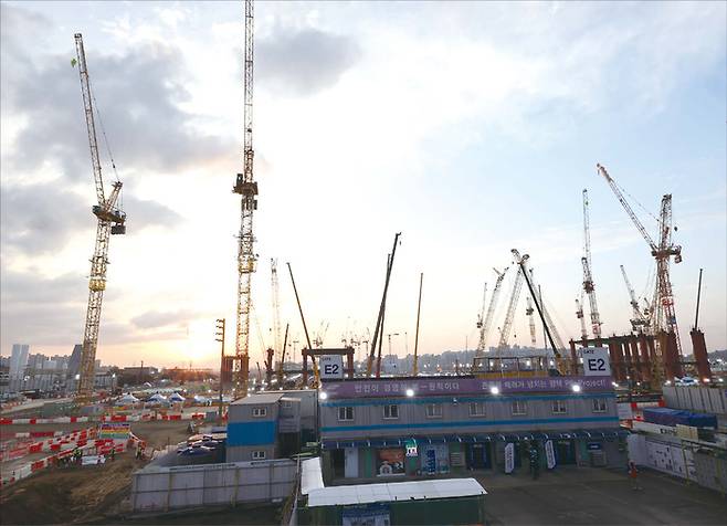 반도체 편중 산업 구조는 코스피 상승장에서 약점이 된다는 지적이 잇따른다. 사진은 경기도 평택시 삼성전자 평택캠퍼스 5공장 건설 현장 모습. (연합뉴스)