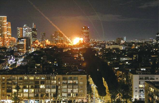 21세기 전쟁은 미사일과 무인기 등 무인 무기체계가 활발히 쓰이고 있다. AI는 이들을 조종하며 전장을 지배 중이다. 사진은 이스라엘에 떨어진 이란 미사일. (로이터=연합뉴스)