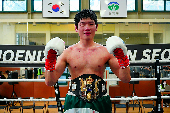 사단법인 한국복싱커미션 슈퍼미들급 챔피언 장민준이 2026년 3월 서울특별시 관악구민종합체육센터 특설 링에서 타이틀 1차 방어 성공 기념 촬영을 하고 있다. 사진=KBM