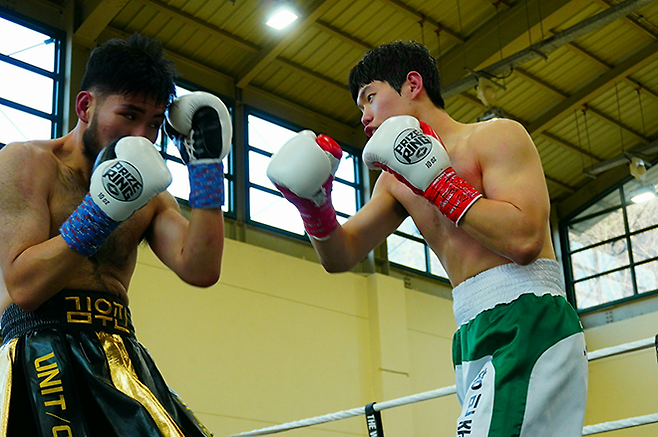 사단법인 한국복싱커미션 슈퍼미들급 챔피언 장민준이 2026년 3월 서울특별시 관악구민종합체육센터 특설 링에서 도전자 김우진을 상대로 타이틀 1차 방어전을 치르고 있다. 사진=KBM