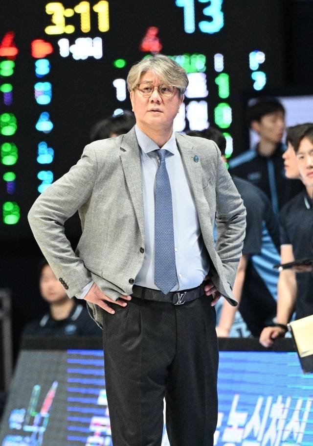 손창환 감독은 “최종 순위를 이야기하는 건 아직 먼 일이다. KCC와 KT의 전력을 보면 절대 6강 밑으로 갈 팀이 아니다. 그들은 부상이 많았고 그 부분이 우리에게는 호재가 됐다. 하지만 조직력이 좋아지면 쉽지 않을 것이다. 물 들어올 때 노를 저어야 한다고 하지 않나. 바닥이 보일 때까지 하겠다”고 밝혔다. 사진=KBL 제공