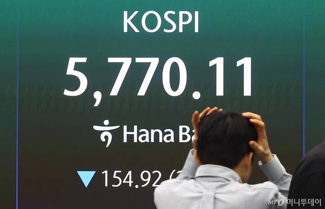 [서울=뉴시스] 황준선 기자 = 코스피가 전 거래일(5925.03)보다 163.63포인트(2.76%) 하락한 5761.40에 개장한 19일 오전 서울 중구 하나은행 딜링룸 전광판에 지수가 표시돼 있다. 2026.03.19. hwang@newsis.com /사진=황준선