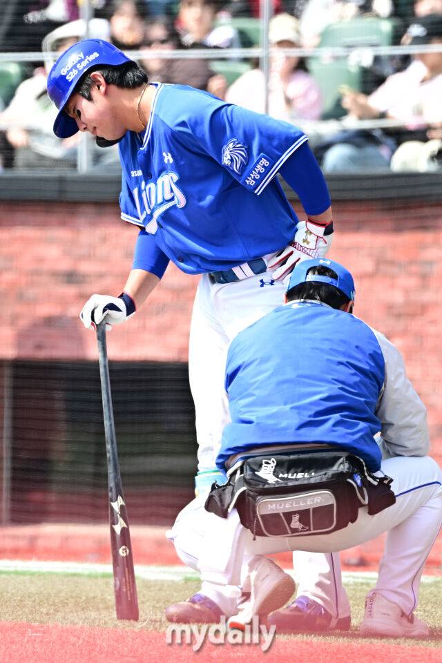 17일 인천 SSG랜더스필드에서 열린 '2026 신한 SOL BANK KBO리그' SSG 랜더스와 삼성 라이온즈 시범경기. 삼성 김영웅이 2회초 첫 타자로 나와 자신이 친 타구에 맞아 괴로워하고 있다./마이데일리