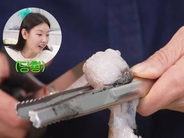 한혜진의 엄마는 딸을 주기 위해 주꾸미 알을 찾아 대가리를 자르고 있다. / 유튜브 '한혜진'