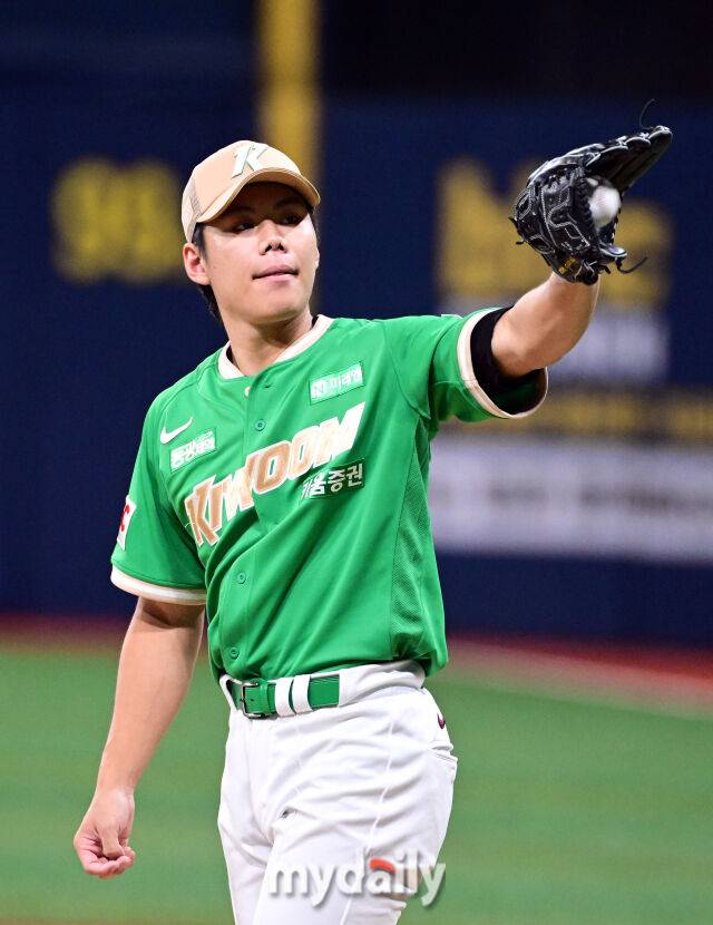 2025년 8월 2일 오후 서울 고척스카이돔에서 열린 '2025 신한 SOL뱅크 KBO 리그' 롯데 자이언츠와 키움 히어로즈의 경기. 키움 선발투수 김윤하가 투구를 준비하고 있다./마이데일리