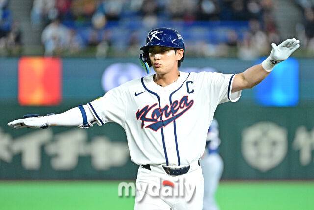 5일 일본 도쿄돔에서 열린 2026 월드 베이스볼 클래식(WBC) 조별리그 한국-체코 경기.이정후가 1회말 1사 1루에 안타를 친 후 기뻐하고 있다./마이데일리