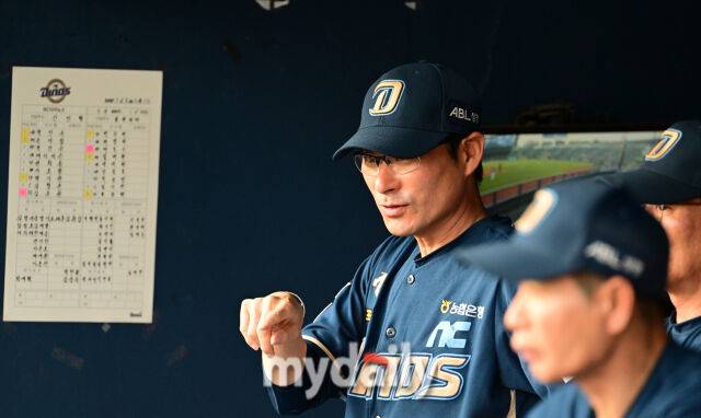 2024년 6월 20일 서울 잠실구장에서 '2024 신한 SOL Bank KBO리그' NC 다이노스와 두산 베어스의 경기가 열렸다. NC 강인권 감독이 경기를 지켜보고 있다./마이데일리
