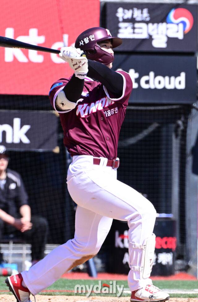 키움 이주형이 19일 오후 경기도 수원KT위즈파크에서 진행된 ‘2026 신한 SOL KBO리그’ 키움-KT의 시범경기 3회초 보쉴리에게 동점 솔로 홈런을 때린 뒤 타구를 바라보고 있다./수원=곽경훈 기자
