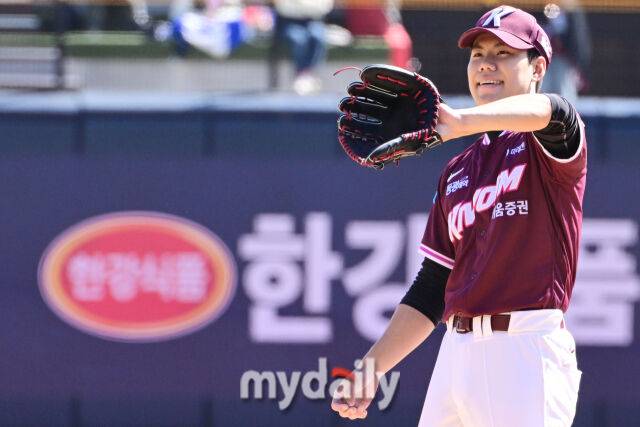 키움 선발 김윤하가 19일 오후 경기도 수원KT위즈파크에서 진행된 ‘2026 신한 SOL KBO리그’ 키움-KT의 시범경기에서 투구 준비를 하고 있다./수원 = 곽경훈 기자