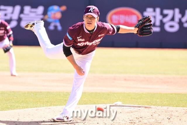 키움 선발 김윤하가 19일 오후 경기도 수원KT위즈파크에서 진행된 ‘2026 신한 SOL KBO리그’ 키움-KT의 시범경기에서 역투를 펼치고 있다./수원 = 곽경훈 기자