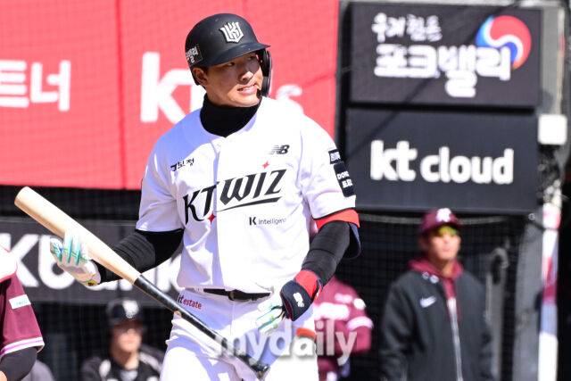 KT 안현민이 19일 오후 경기도 수원KT위즈파크에서 진행된 ‘2026 신한 SOL KBO리그’ 키움-KT의 시범경기 3회말 플라이로 아웃당한 뒤 아쉬워 하고 있다./수원=곽경훈 기자