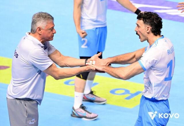 헤난 감독과 러셀./KOVO