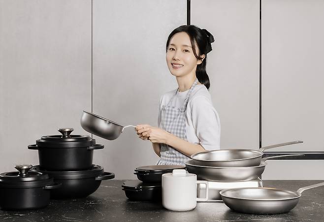 신세계까사의 라이프스타일 브랜드 자주가 배우 이정현과 손잡고 일상의 불편을 덜어주는 생활 설루션 제안에 나선다고 19일 밝혔다. [신세계까사]
