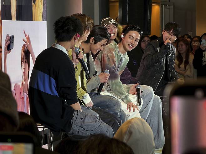 18일 열린 애플 창립 50주년 기념 행사에서 보이그룹 코르티스(CORTIS) 멤버들이 애플 기기를 활용한 창작 경험에 대해 공유하고 있다. [애플코리아 제공]