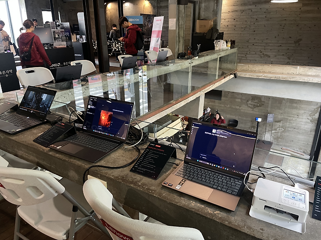 ‘붉은사막 X AMD 팝업스토어 2025’에서 펄어비스의 신작 ‘붉은사막’이 레노버 게이밍 노트북을 통해 시연되는 모습 [차민주 기자/chami@]