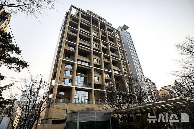 [서울=뉴시스] 정병혁 기자 = 올해 전국에서 가장 비싼 공동주택은 서울 강남구 청담동에 위치한 '에테르노청담'으로 나타났다. 공시가격이 325억원을 넘어서며 압도적인 1위를 기록했다. 국토교통부가 발표한 2026년 공동주택 공시가격(안)에 따르면 전국 공동주택 1585만가구 중 공시가격 상위 1위 단지는 강남구 청담동 '에테르노청담(전용면적 464.11㎡)'으로 올해 공시가격 325억7000만원을 기록했다. 작년 200억6000만원에서 125억1000만원 상승한 금액이다. 사진은 17일 서울 강남구 에테르노 청담. 2026.03.17. jhope@newsis.com