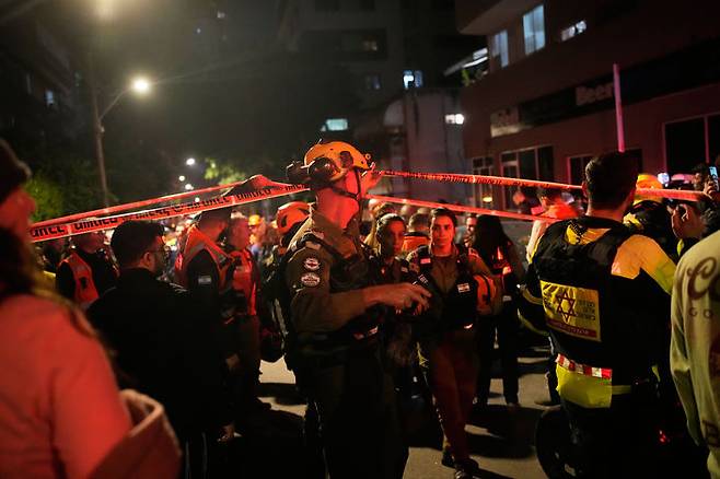 [라마트간=AP/뉴시스] 18일(현지 시간) 이스라엘 라마트간에서 이스라엘 보안군이 이란의 미사일 공격으로 2명이 숨진 현장을 통제한 후 조사하고 있다. 2026.03.19.