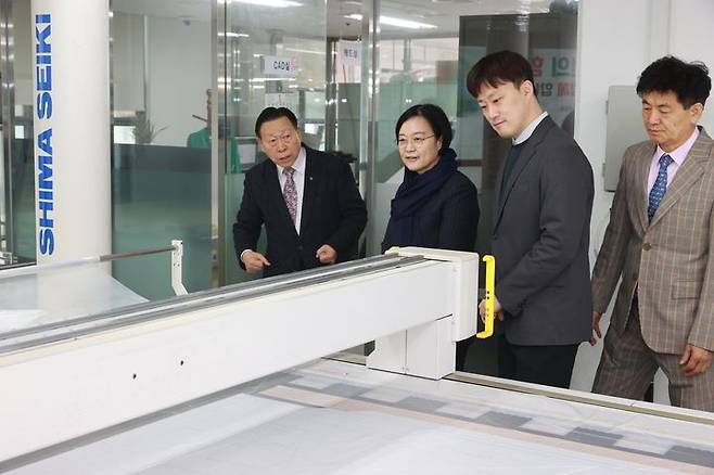 [서울=뉴시스] 한성숙 중소벤처기업부 장관이 지난 1월 16일 서울 종로구 서울창신코워킹스페이스에서 열린 ‘제8차 소상공인 성장 릴레이 간담회’ 참석에 앞서 소공인 공동기반시설 현장을 둘러보고 있다. (사진=중소벤처기업부 제공) 2026.03.19. photo@newsis.com *재판매 및 DB 금지