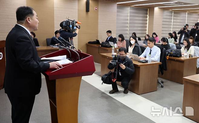 [서울=뉴시스] 이영환 기자 = 손인혁 헌법재판소 사무처장이 지난 10일 오후 서울 종로구 헌법재판소 별관 브리핑룸에서 열린 재판소원 관련 기자간담회에 참석해 발언을 하고 있다. 2026.03.19. 20hwan@newsis.com