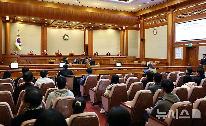 [서울=뉴시스] 최진석 기자 = 김상환 헌법재판소장을 비롯한 헌법재판관들이 지난 2월 26일 서울 종로구 헌법재판소 대심판정에서 열린 2월 심판사건 선고를 위해 착석해 있다. 2026.03.19. myjs@newsis.com