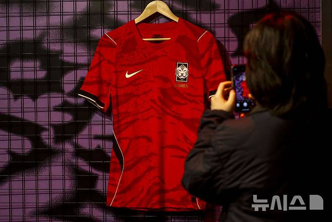 [서울=뉴시스] 정병혁 기자 = 19일 서울 강남역 인근에 설치된 나이키 몰입형 체험공간 '발톱의 역습'에  2026년 대한민국 축구 국가대표팀 홈 유니폼이 공개되어있다. 나이키는 2026 북중미 월드컵을 겨냥해 2026년 대한민국 축구 국가대표팀 유니폼을 19일 공개했다.  2026.03.19. jhope@newsis.com