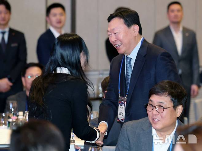 [서울=뉴시스] 배훈식 기자 = 신동빈 롯데그룹 회장이 19일 오전 서울 송파구 시그니엘 서울에서 열린 2026 동계올림픽 대한민국 스키·스노보드 국가대표 선수단 격려 행사에서 올림픽 금메달리스트 최가온과 악수하고 있다. 2026.03.19. dahora83@newsis.com