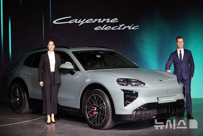 [서울=뉴시스] 배훈식 기자 = 2026 포르쉐코리아 신년 기자 간담회가 열린 19일 오전 서울 광진구 Pie factory에서 크리스티아네 초른(왼쪽부터) 포르쉐 AG 해외 신흥 시장 총괄, 마티아스 부세 대표이사가 '카이엔 일렉트릭'을 국내 최초로 공개하고 있다. 2026.03.19. dahora83@newsis.com