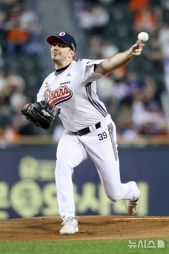 [서울=뉴시스] 조성우 기자 = 25일 오후 서울 송파구 잠실야구장에서 열린 2025 KBO리그 한화 이글스와 두산 베어스의 경기, 두산 선발투수 잭 로그가 역투하고 있다. 2025.09.25. xconfind@newsis.com