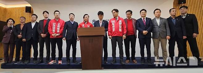 [청주=뉴시스] 이도근 기자 = 국민의힘 소속 충북도의원들이 19일 청주시 상당구 문화동 충북도청 브리핑룸에서 충북지사 공천에 반발하는 기자회견을 하고 있다. 2026.03.19. nulha@newsis.com