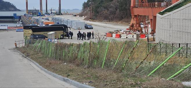 고급 관광버스를 타고 사무실에 방문한 CEEC 관계자 추정 인물들 (사진: 살아지구)