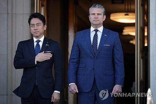 고이즈미 일본 방위상(왼쪽)과 헤그세스 미 국방장관 [AFP=연합뉴스 자료사진 제공]