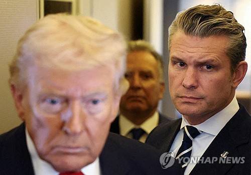 헤그세스 미 국방장관(오른쪽)과 트럼프 대통령 [로이터 연합뉴스 자료사진. 재판매 및 DB 금지]