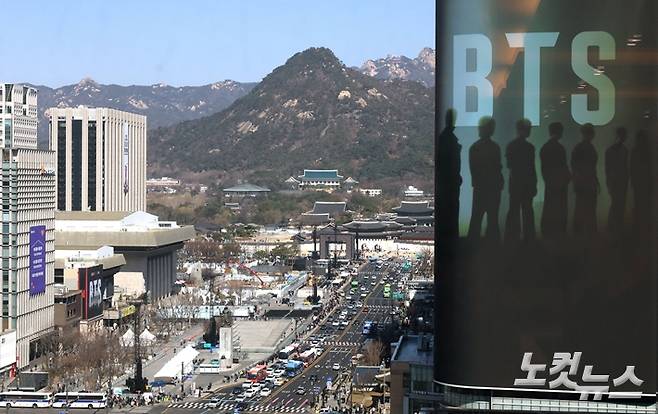 그룹 방탄소년단 완전체 컴백 공연이 이틀 앞으로 다가온 19일 서울 광화문 광장에서 무대 준비가 진행되고 있다. 류영주 기자