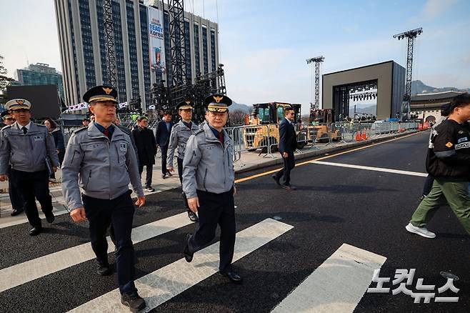 박정보 서울경찰청장이 지난 18일 BTS 공연 무대 설치중인 서울 광화문 광장을 찾아 현장 점검을 하고 있다. 류영주 기자
