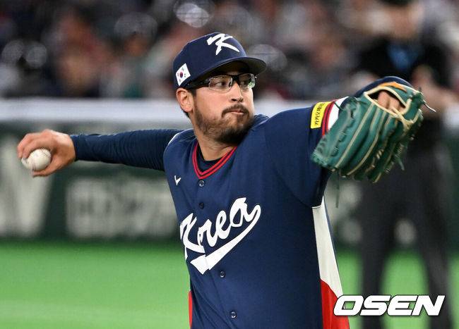 [OSEN=도쿄(일본), 손용호 기자] 9일 일본 도쿄돔에서 월드베이스볼클래식(WBC) 조별리그 C조 한국과 호주의 경기가&nbsp;열렸다.C조는 일본이 3승으로 조 1위를 확정, 8강에 진출했다. 호주가 2승 1패, 대만이 2승 2패, 한국이 1승 2패, 체코는 3패다.한국 WBC 대표팀이 8강에 진출하려면 호주에 2점 이하로 실점하면서 5점 차 이상으로 승리해야만 한다.7회말 한국 데인 더닝이 역투하고 있다. 2026.03.09&nbsp;/spjj@osen.co.kr