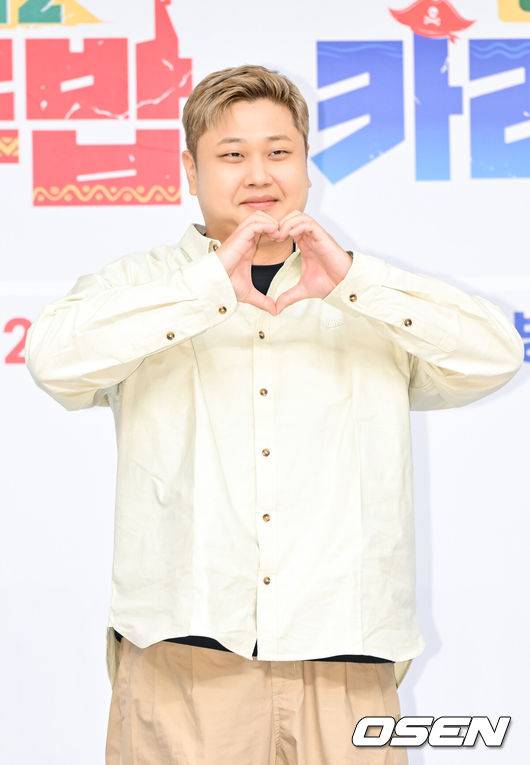 [OSEN=박준형 기자]  27일 목동 SBS 사옥에서 SBS ‘정글밥2 - 페루밥, 카리브밥(이하 '정글밥2')’ 제작발표회가 진행됐다. 오는 27일 첫 방송되는 SBS 새 예능프로그램 '정글밥2 - 페루밥, 카리브밥'은 미지의 정글에서 직접 캐고 잡고 요리하며 펼쳐지는 노동과 미식의 경계를 넘나드는 여행 이야기로 이날 행사에는 류수영,&nbsp;최현석,&nbsp;김옥빈,&nbsp;최다니엘,&nbsp;윤남노,&nbsp;이준,&nbsp;한비인&nbsp;PD,&nbsp;류지환&nbsp;PD가 참석했다. 윤남노 셰프가 포즈를 취하고 있다.   2025.02.27 / soul1014@osen.co.kr