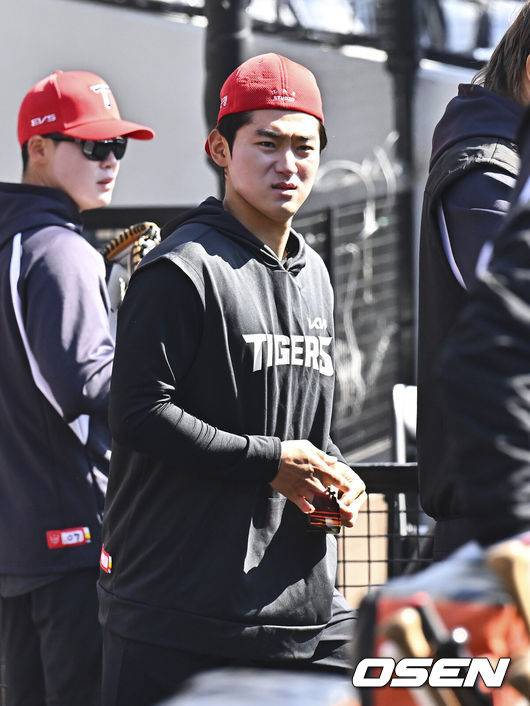 [OSEN=대전, 박준형 기자] 19일 오후 대전 한화생명볼파크에서 2026 신한 SOL KBO 리그 시범경기 한화 이글스와 KIA 타이거즈의 경기를 진행됐다.한화와 KIA는 시범경기에서 각각 2승 4패, 2승 1무 3패를 기록 중이다.경기 앞두고 KIA 김도영이 그라운드로 나서고 있다.  2026.03.19 / soul1014@osen.co.kr