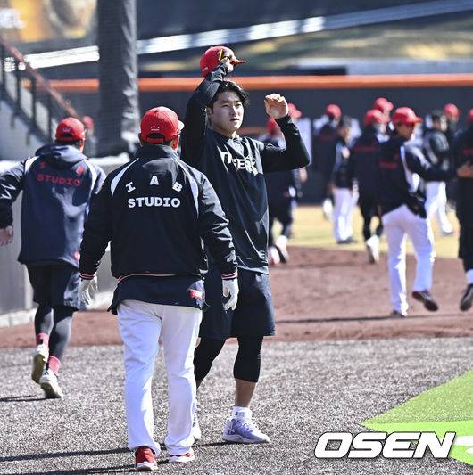 [OSEN=대전, 박준형 기자] 19일 오후 대전 한화생명볼파크에서 2026 신한 SOL KBO 리그 시범경기 한화 이글스와 KIA 타이거즈의 경기를 진행됐다.한화와 KIA는 시범경기에서 각각 2승 4패, 2승 1무 3패를 기록 중이다.경기 앞두고 KIA 김도영이 그라운드로 나서고 있다.  2026.03.19 / soul1014@osen.co.kr