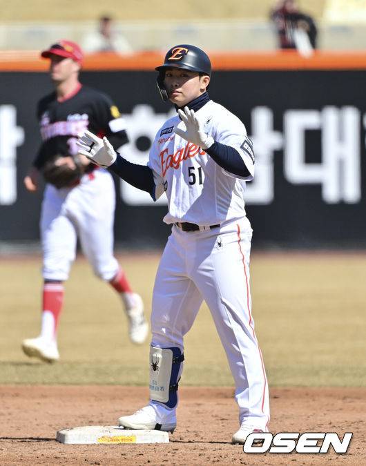 [OSEN=대전, 박준형 기자] 19일 오후 대전 한화생명볼파크에서 2026 신한 SOL KBO 리그 시범경기 한화 이글스와 KIA 타이거즈의 경기를 진행됐다.한화와 KIA는 시범경기에서 각각 2승 4패, 2승 1무 3패를 기록 중이다.3회말 1사 1,3루 한화 문현빈이 2타점 적시 2루타를 날린뒤 타임을 요청하고 하고 있다.  2026.03.19 / soul1014@osen.co.kr