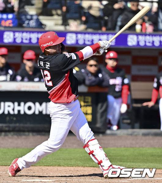 [OSEN=대전, 박준형 기자] 19일 오후 대전 한화생명볼파크에서 2026 신한 SOL KBO 리그 시범경기 한화 이글스와 KIA 타이거즈의 경기를 진행됐다.한화와 KIA는 시범경기에서 각각 2승 4패, 2승 1무 3패를 기록 중이다.5회초 KIA 김태군이 솔로홈런을 날리고 있다.     2026.03.19 / soul1014@osen.co.kr