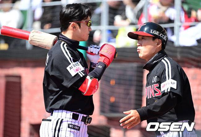 [OSEN=인천, 최규한 기자] 19일 인천 SSG랜더스필드에서 ‘2026 신한 SOL KBO리그’ 시범경기 SSG 랜더스와 LG 트윈스 경기가 열렸다.홈팀 SSG는 타케다 쇼타, 방문팀 LG는 송승기를 선발로 내세웠다.LG 박해민이 1회 첫 타석을 앞두고 정수성 코치와 대화를 나누고 있다. 2026.03.19 / dreamer@osen.co.kr