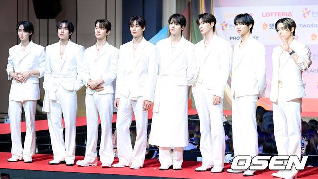 [OSEN=인천, 조은정 기자] SBS 가요대전 레드카펫 행사가 25일 오후 인천광역시 중구 운서동 인스파이어 아레나에서 열렸다.이날 SBS를 통해 생방송되는 '가요대전'에서는&nbsp;엔하이픈,&nbsp;에이티즈, 투어스,&nbsp;투모로우바이투게더, 앤팀, 보이넥스트도어, 코르티스, 넥스지, 킥플립, 동방신기 유노윤호, 스트레이 키즈, 제로베이스원, 라이즈, 엔시티 태용, 엔시티 드림, 엔시티 위시, 에스파, 아이브, 르세라핌, 있지, 엔믹스, 아일릿, 하츠투하츠, 키키, 미야오, 이즈나, 베이비몬스터, 베이비돈크라이, 올데이 프로젝트, 트레저, 더보이즈, 아이딧, 에이엠피, 아홉 등이 무대를 꾸민다.더보이즈가 포즈를 취하고 있다. 2025.12.25 /cej@osen.co.kr