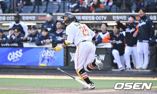 [OSEN=대전, 박준형 기자] 19일 오후 대전 한화생명볼파크에서 2026 신한 SOL KBO 리그 시범경기 한화 이글스와 KIA 타이거즈의 경기를 진행됐다.한화와 KIA는 시범경기에서 각각 2승 4패, 2승 1무 3패를 기록 중이다.9회말 한화 김태연이 끝내기 2점 홈런을 날리고 있다.    2026.03.19 / soul1014@osen.co.kr