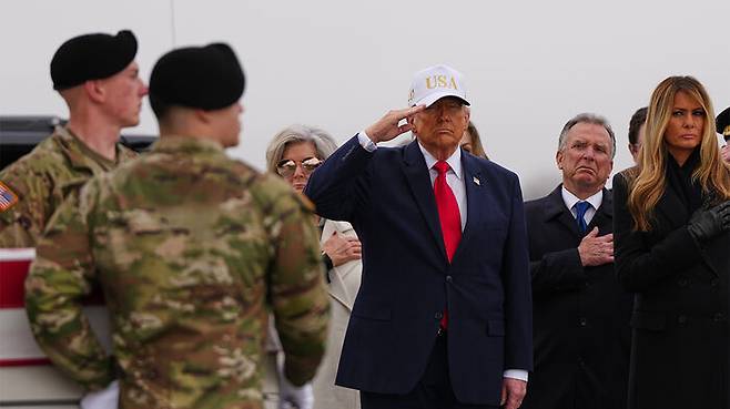 미군 전사자 유해를 맞이하는 트럼프 대통령
