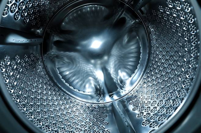 드럼세탁기 세탁조 내부 모습. 제조사들은 세탁조 위생 관리를 위해 통세척 기능을 주기적으로 사용할 것을 안내한다. 사진=게티이미지뱅크