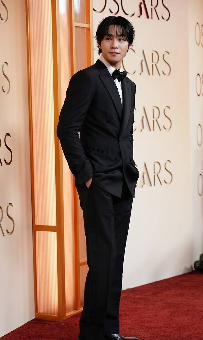 배우 안효섭이 지난 15일(현지시간) 미국 로스앤젤레스(LA) 돌비 극장에서 개최된 '제98회 아카데미 시상식'에 참석해 포토 월에서 포즈를 취하고 있다. AP연합