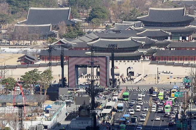 방탄소년단(BTS)의 컴백 공연을 앞둔 19일 서울 종로구 광화문&nbsp;광장에서 무대 준비가 진행되고 있다. 뉴시스&nbsp;